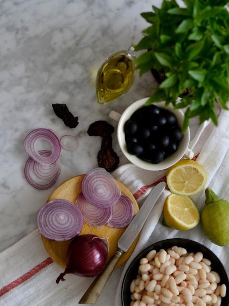 ENSALADA DE HABICHUELAS, TOMATES SECOS Y ALBAHACA