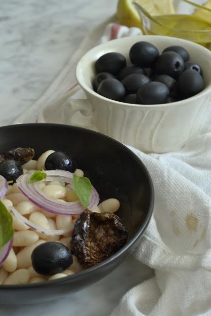 ENSALADA DE HABICHUELAS, TOMATES SECOS Y ALBAHACA