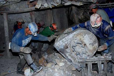 Mineros descargando una carretilla