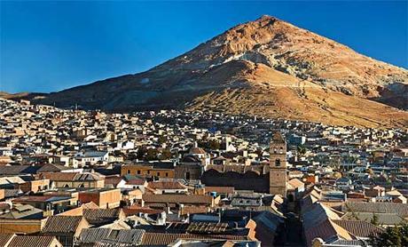 La ciudad de Potosí con el Cerro Rico al fondo