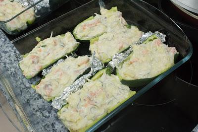 Calabacines rellenos de gulas y salmón ligeros