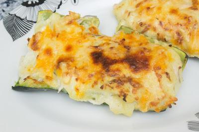 Calabacines rellenos de gulas y salmón ligeros