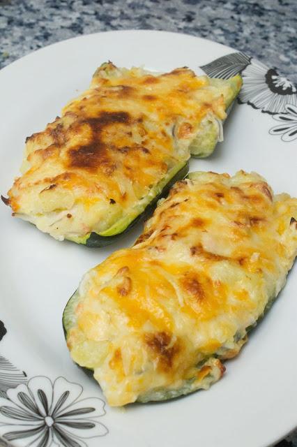 Calabacines rellenos de gulas y salmón ligeros