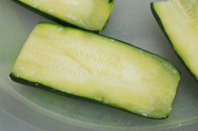 Calabacines rellenos de gulas y salmón ligeros