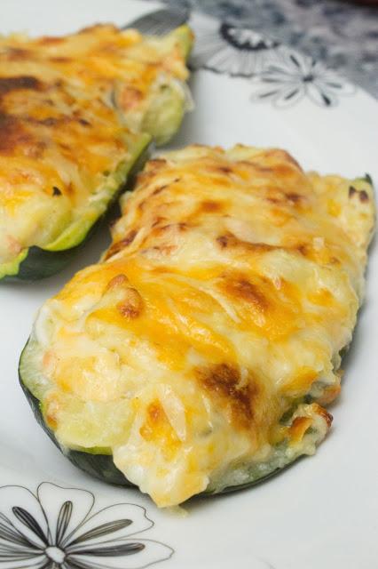 Calabacines rellenos de gulas y salmón ligeros