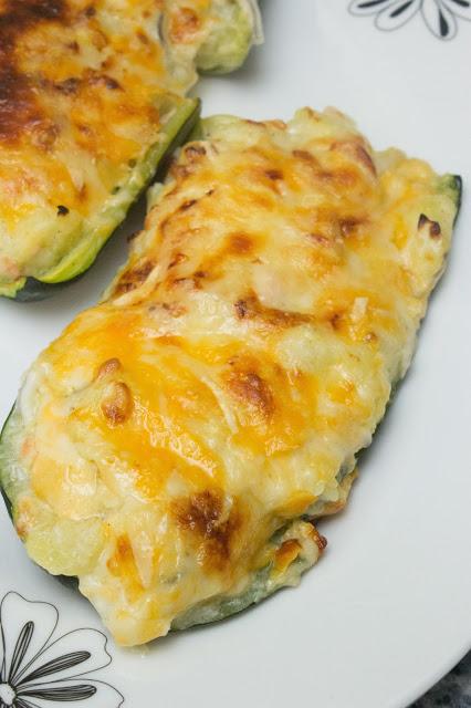 Calabacines rellenos de gulas y salmón ligeros