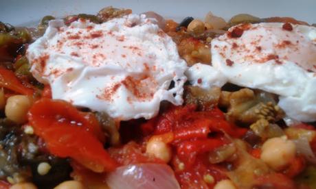 Ensalada de Garbanzos y Verduras Asadas con Huevos Escalfados