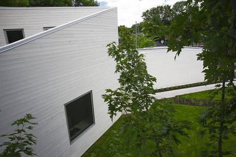 Moderna casa de madera blanca de dos pisos en Canadá.