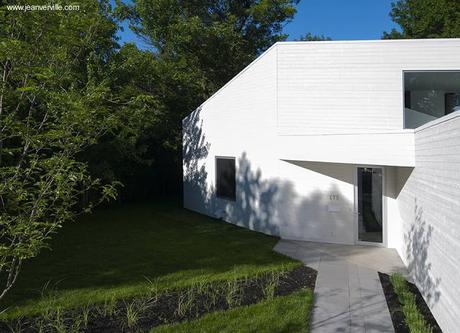 Moderna casa de madera blanca de dos pisos en Canadá.