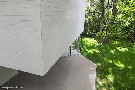 Moderna casa de madera blanca de dos pisos en Canadá.