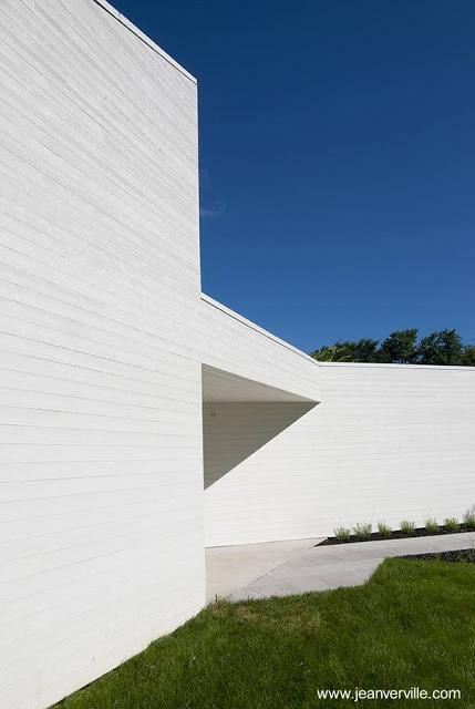 Moderna casa de madera blanca de dos pisos en Canadá.