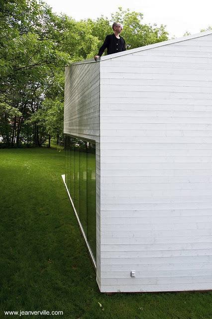 Moderna casa de madera blanca de dos pisos en Canadá.