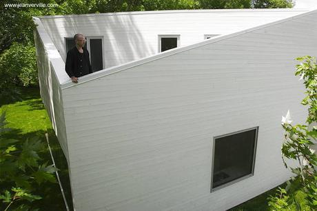 Moderna casa de madera blanca de dos pisos en Canadá.