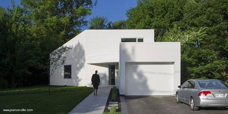 Moderna casa de madera blanca de dos pisos en Canadá.