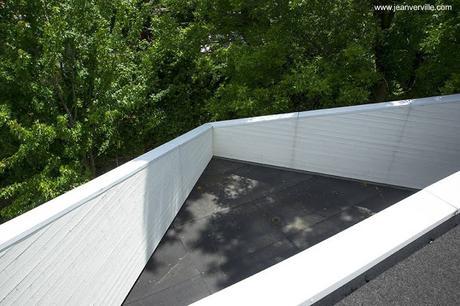 Moderna casa de madera blanca de dos pisos en Canadá.