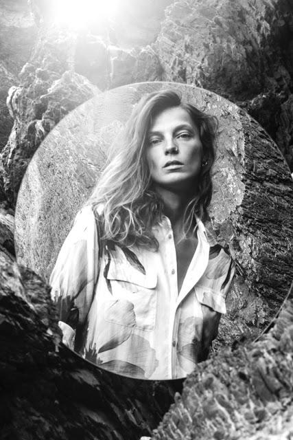 Daria Werbowy es todo reflejos en la nueva campaña de Equipment