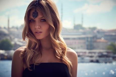 Josephine Skriver viaja a Estambul para la nueva campaña de verano de Kookai