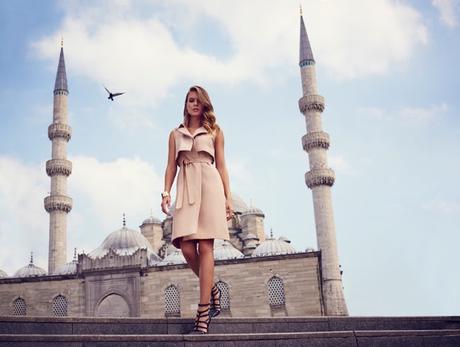 Josephine Skriver viaja a Estambul para la nueva campaña de verano de Kookai