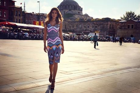 Josephine Skriver viaja a Estambul para la nueva campaña de verano de Kookai