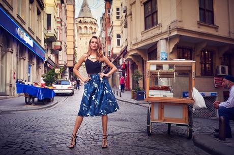 Josephine Skriver viaja a Estambul para la nueva campaña de verano de Kookai
