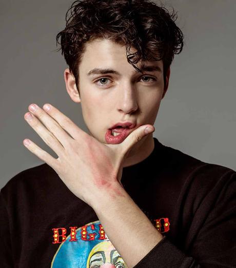 Ivan Bernabé posa para Kristen Wice en nueva editorial de Avenue Illustrated