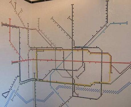 Decoración urbana inspirada en las líneas de metro Decoración urbana inspirada en las líneas de metro