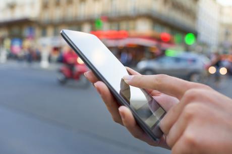 mujer usando app de botón de pánico