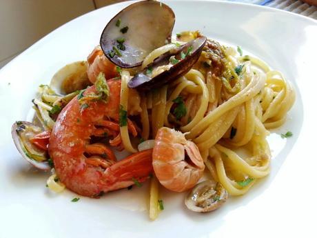 Pasta con marisco y flor de calabacín, Pasta con marisco y tomate, espaguetis con marisco, recetas de cocina italiana, recetas de comida italiana, recetas italianas, espaguetis con marisco receta, receta pasta con marisco, espaguetis allo scoglio osea con marisco, espaguetis con langostinos y almejas, Bavette ai frutti di mare con fiori di zucchine, Pasta with clams and prawns pastafloresmarisco