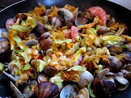 Pasta con marisco y flor de calabacín – Espaguetis con langostinos y almejas – Pasta con marisco y tomate – Bavette ai frutti di mare con fiori di zucchine pastafloresmarisco5