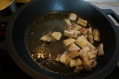 Paella de pollo y mariscos con socarrón
