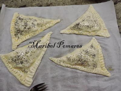 Triángulos de hojaldre con bacon, queso de cabra y dátiles.