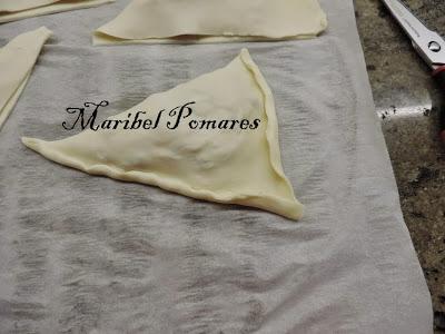 Triángulos de hojaldre con bacon, queso de cabra y dátiles.