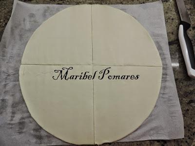 Triángulos de hojaldre con bacon, queso de cabra y dátiles.