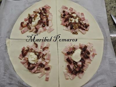 Triángulos de hojaldre con bacon, queso de cabra y dátiles.