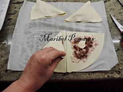 Triángulos de hojaldre con bacon, queso de cabra y dátiles.