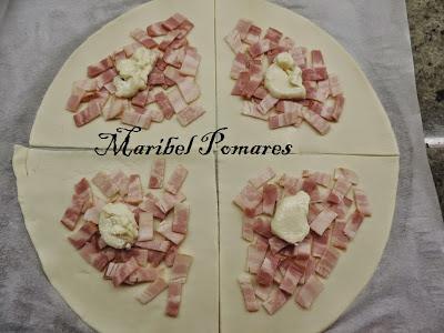 Triángulos de hojaldre con bacon, queso de cabra y dátiles.