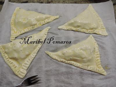 Triángulos de hojaldre con bacon, queso de cabra y dátiles.