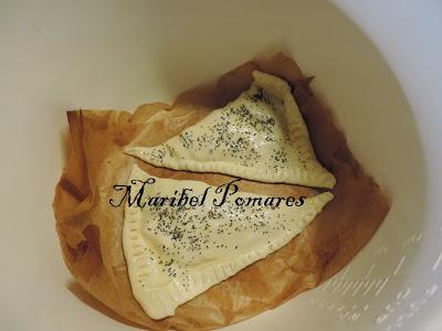 Triángulos de hojaldre con bacon, queso de cabra y dátiles.