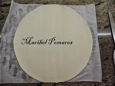 Triángulos de hojaldre con bacon, queso de cabra y dátiles.