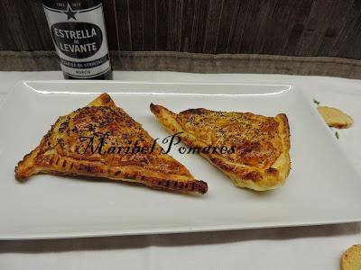 Triángulos de hojaldre con bacon, queso de cabra y dátiles.