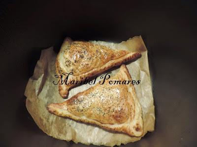 Triángulos de hojaldre con bacon, queso de cabra y dátiles.