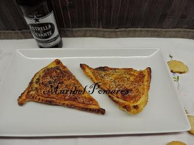 Triángulos de hojaldre con bacon, queso de cabra y dátiles.