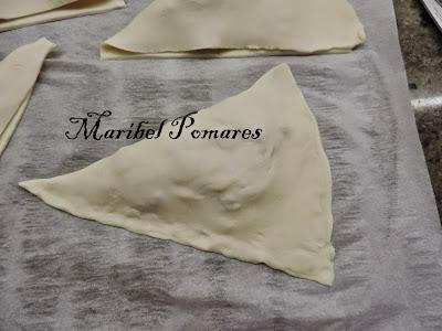 Triángulos de hojaldre con bacon, queso de cabra y dátiles.