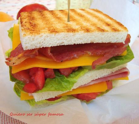 Sandwich de jamón, queso y beicon