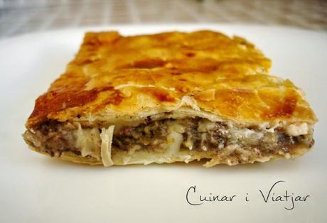 Hojaldre relleno de verduras y morcilla