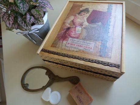 Caja con aire de otro siglo Caja con aire de otro siglo