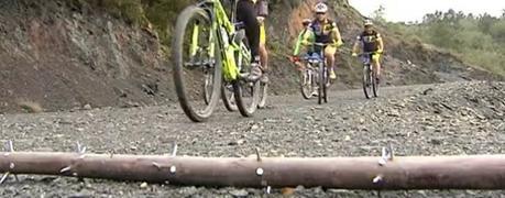 Nueva denuncia publica palos con puntas, patatas con clavos, trampas contra ciclistas Nueva denuncia publica palos con puntas, patatas con clavos, trampas contra ciclistas