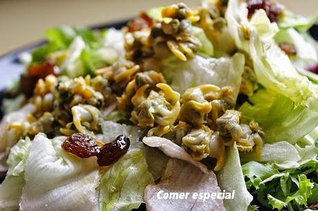 Ensalada light con berberechos y aderezo de hierbabuena