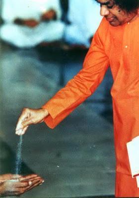 El pañuelo-travesuras de mi dulce Swami - 3 episodios de visión con Sri Sathya Sai Baba