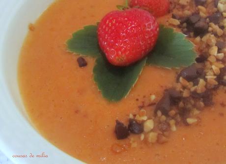 Crema de albaricoques y fresas con almendras crujientes y chocolate